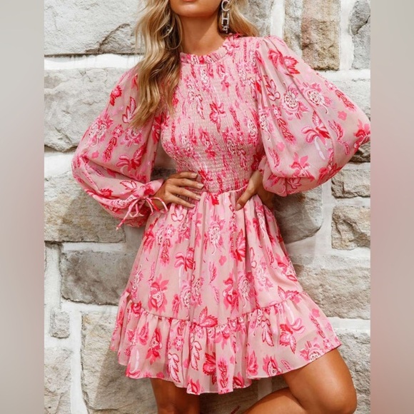 Selfie Leslie Dresses & Skirts - Selfie Leslie Women’s Balloon Sleeve Shirred Floral Dress